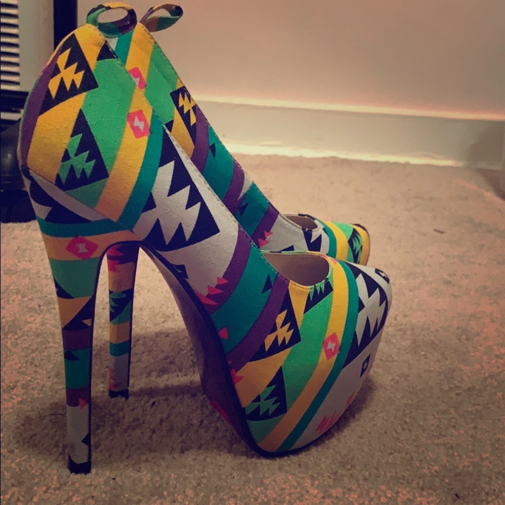 Multicolor platform heel